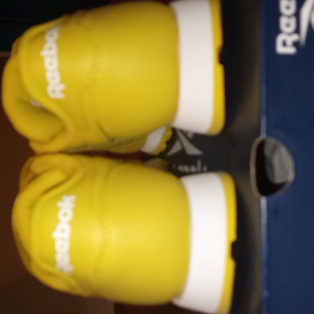 Reebok - Picture 3 of 4